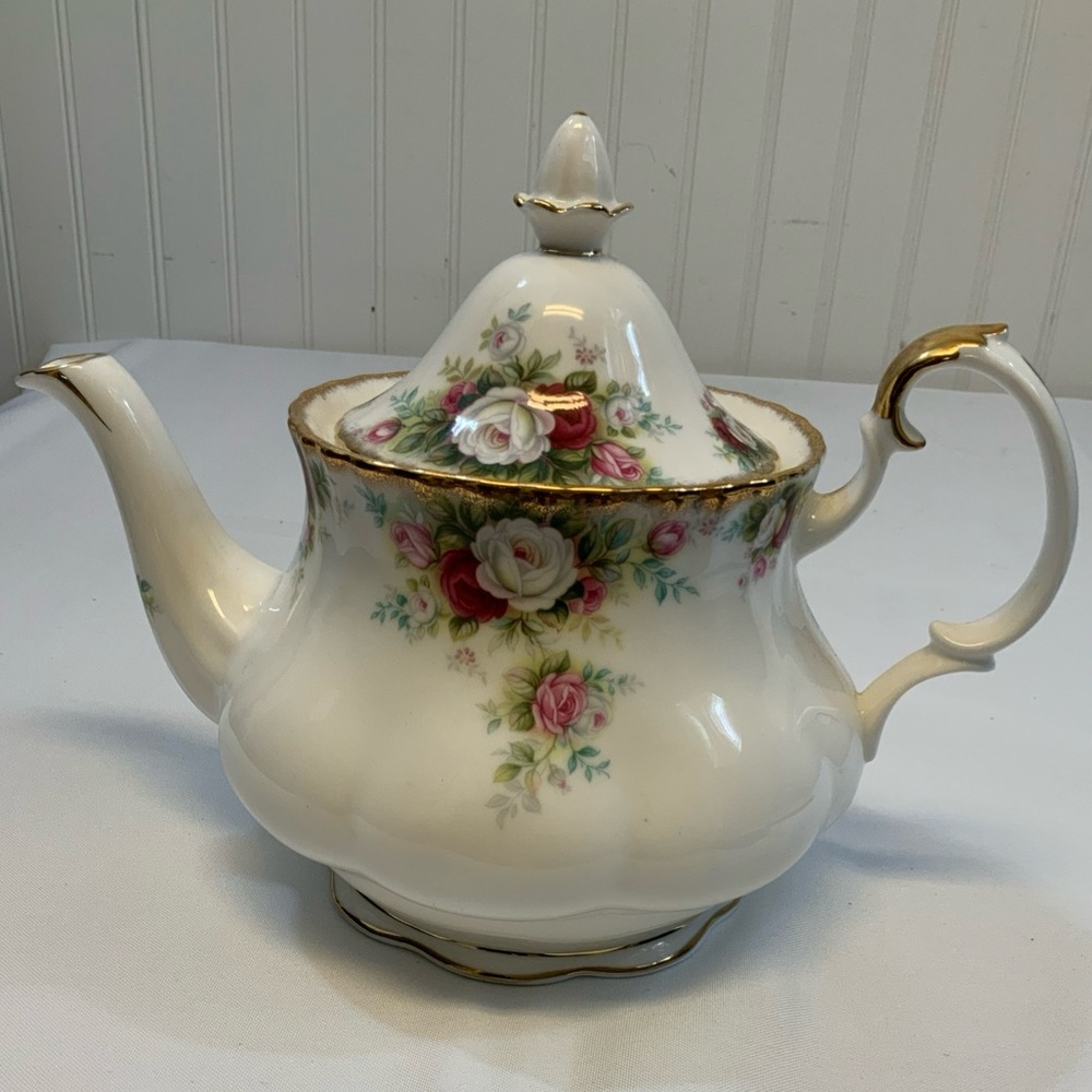 Royal Albert, china Old country roses large teapot and lid, made in england vtg
